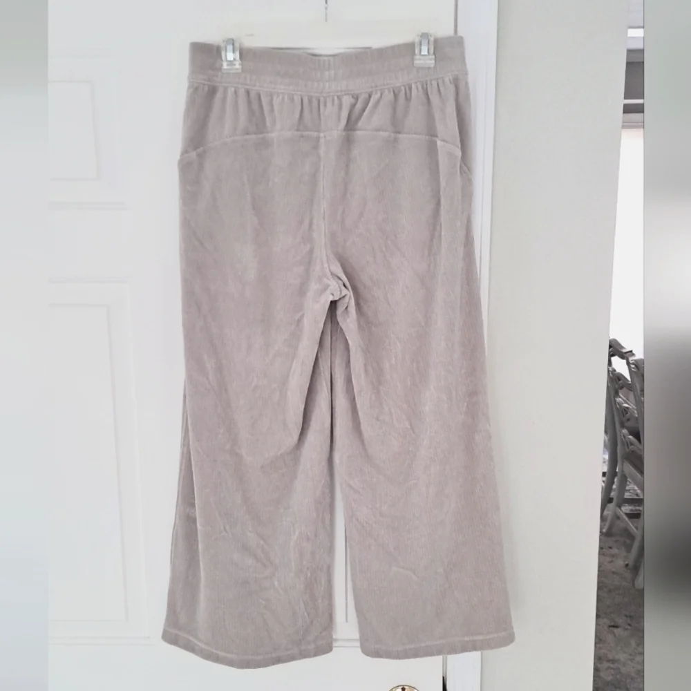 Lululemon Wide Leg Ribbed Tan Soft High Rise Athleisure Pants.  Size 8.